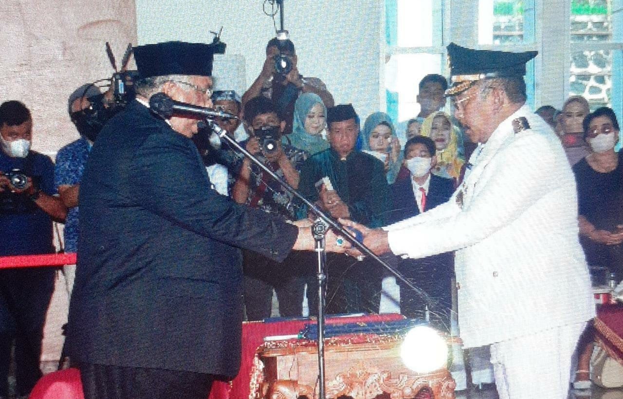 Gubernur Sultra, H. Ali Mazi [Kiri] dan Pj. Bupati Bombana H. Burhanuddin [Kanan]