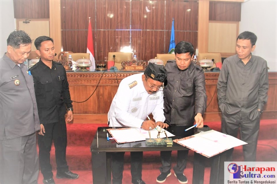 Penjabat Bupati Bombana, Ir. H. Burhanuddin, M.Si (Berbaju Putih) saat menandatangani MoU