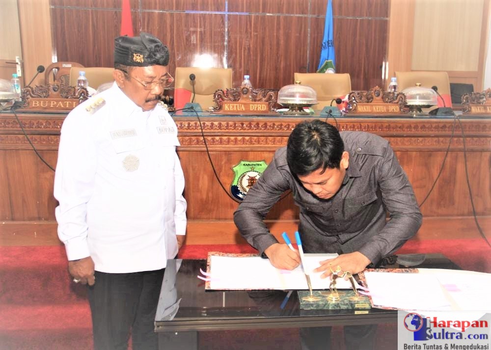 Ketua DPRD Bombana, Arsyad, S.Pd,SH.,MH (Kanan) Saat menandatangani MoU