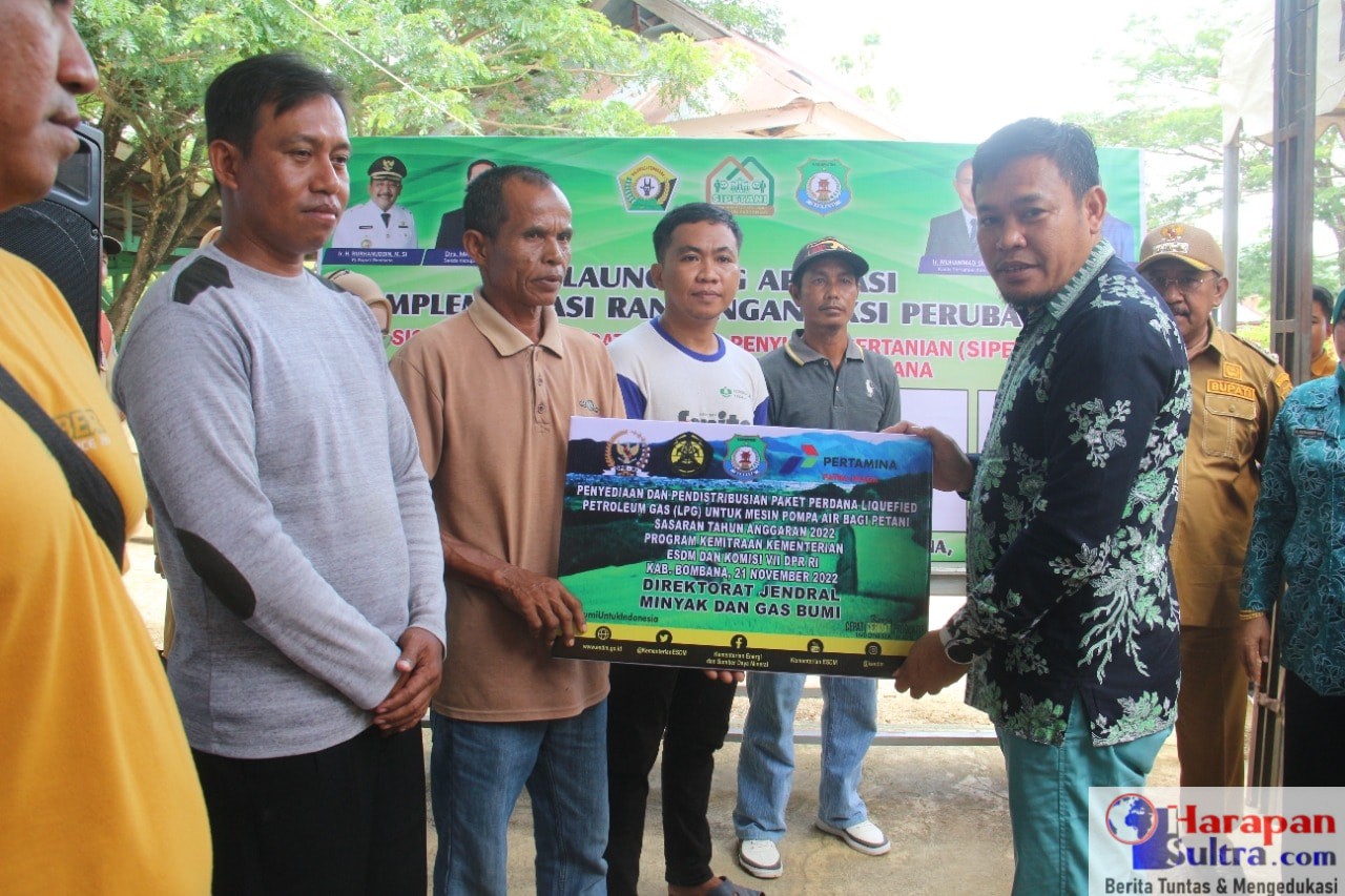Ketua DPRD Bombana, Arsyad, S.Pd saat menyerahkan bantuan secara simbolik