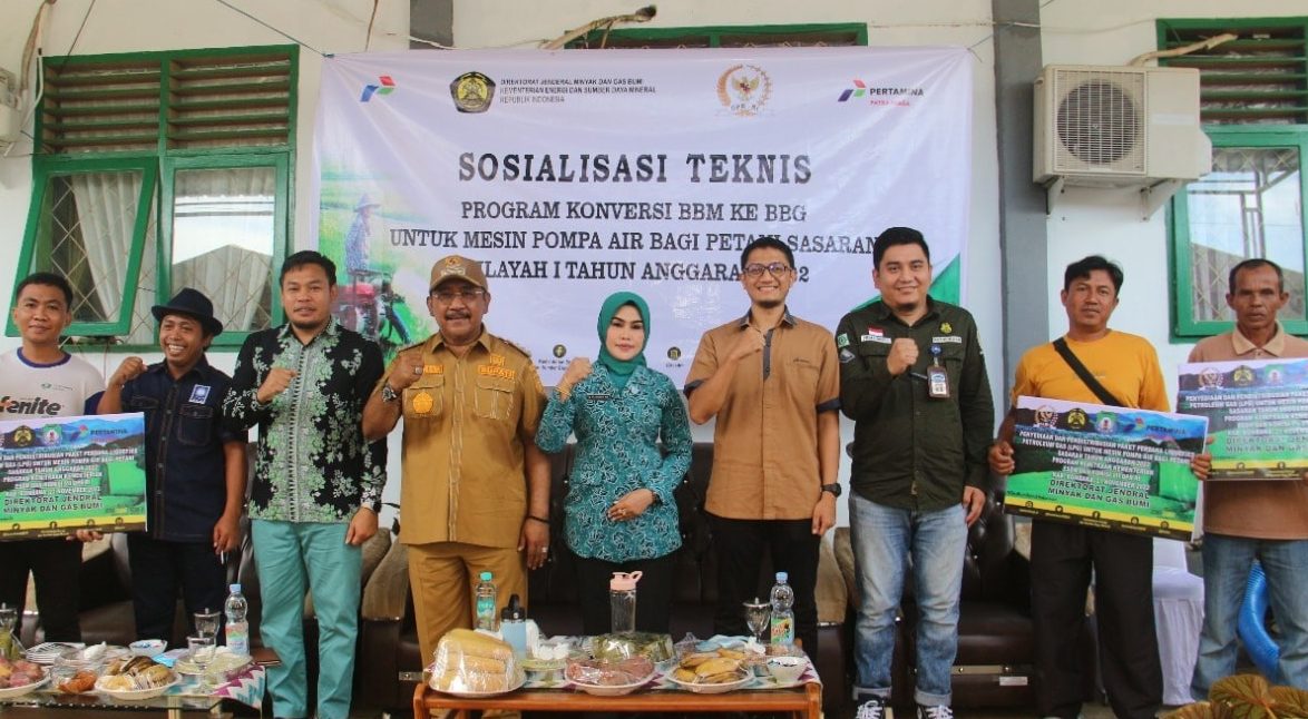 Foto Bersama usai Penyerahan Bantuan