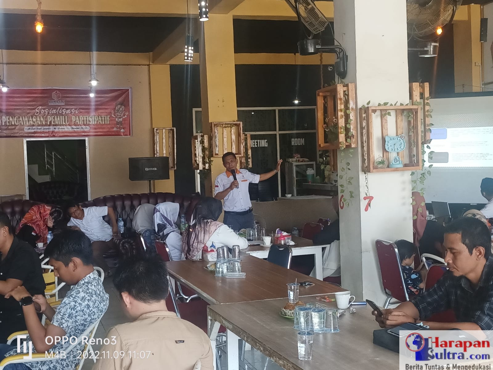 Ketua Bawaslu Bombana, Hasdin Nompo saat menjadi Pemateri Sosialisasi