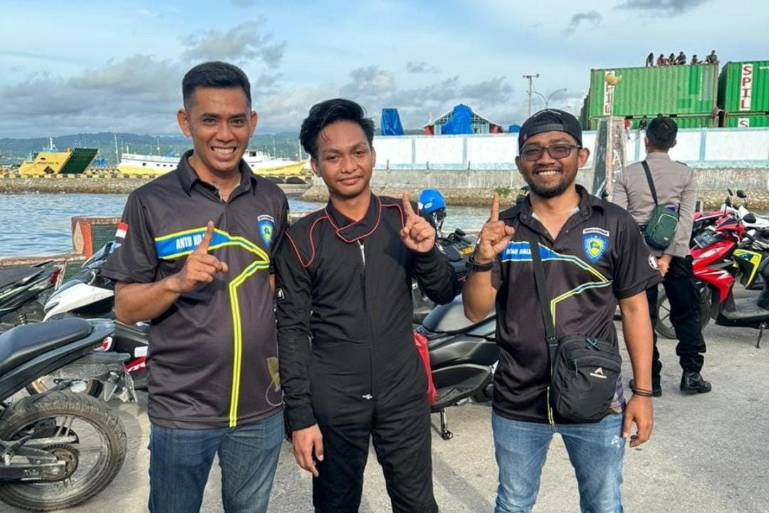 Dari Kiri : Anto (manager), Irgi (Atlet slalom), Idhan Halik (Ketua IMI Bombana)