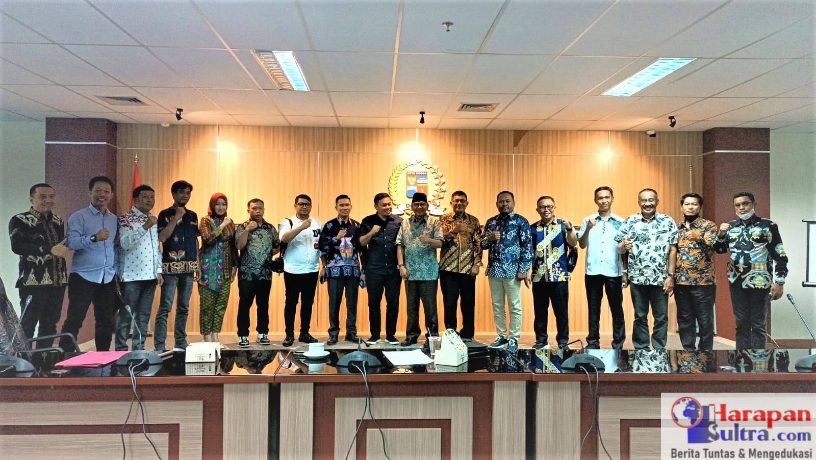 Foto Bersama Peserta Kunker dengan Pimpinan DPRD Kota Bogor