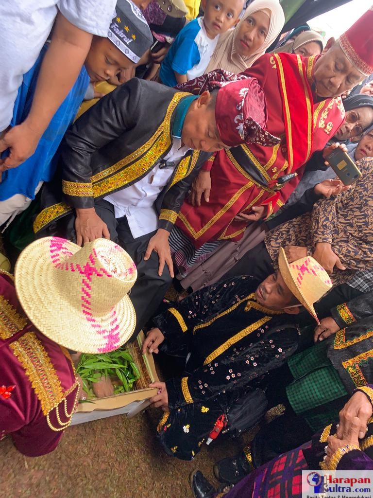 Andi Sumangerukka (ASR) saat dianugerahi gelar kehormatan Kerajaan Kabaena sebagai Mbuee Sangia Sangkoleo Kinaa Andi Sumangerukka (ASR) saat dianugerahi gelar kehormatan Kerajaan Kabaena sebagai Mbuee Sangia Sangkoleo Kinaa