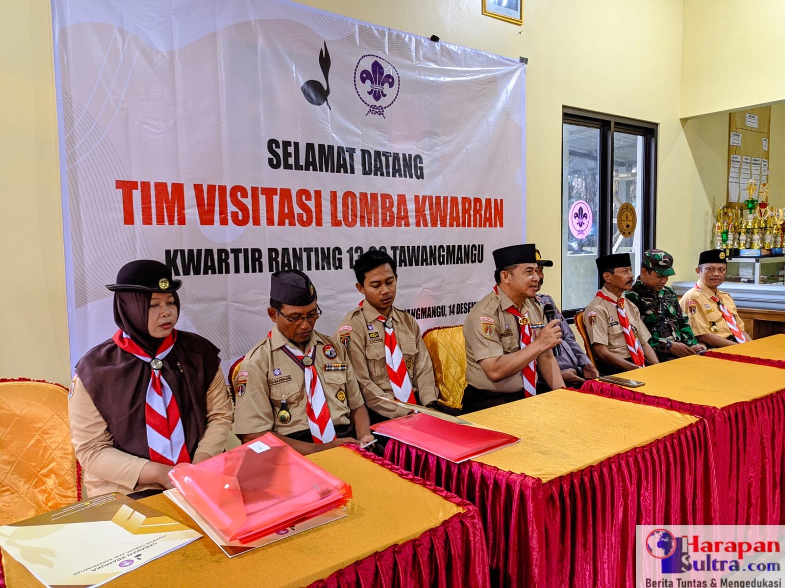Ketua tim penilai lomba kwartir, Ponco Susilo (memegang mic), memberikan sambutan saat penerimaan tim visitasi Komba Kwartir Ranting Tergiat 2022, Rabu (14/12).