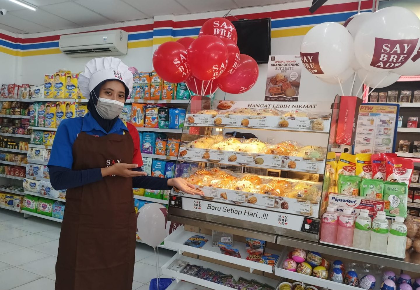 Karyawan Indomaret memperkenalkan Produk Roti Say Bread