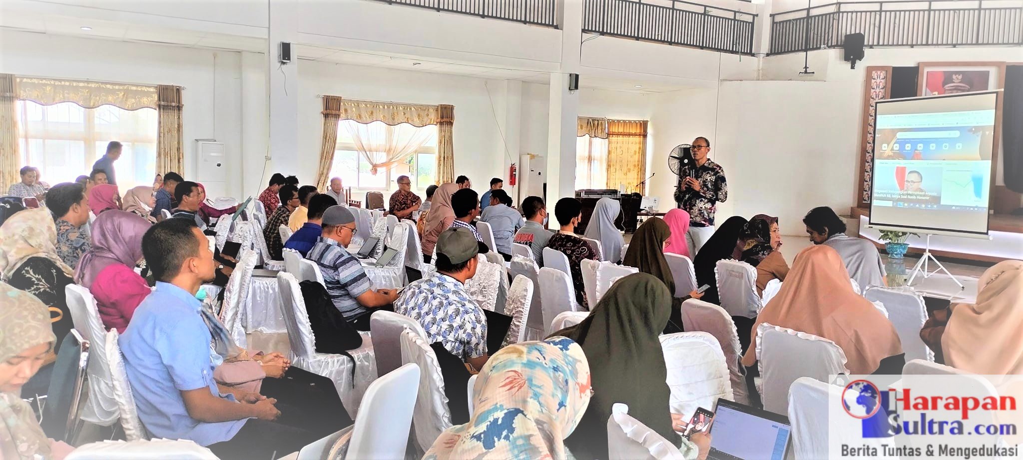 Peserta menyimak materi sosialisasi