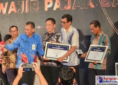 Dr. Arridel Mindra, SPI.,M.Si, selaku Kepala Kanwil DJP Sulselbartra menyerahkan penghargaan kepada