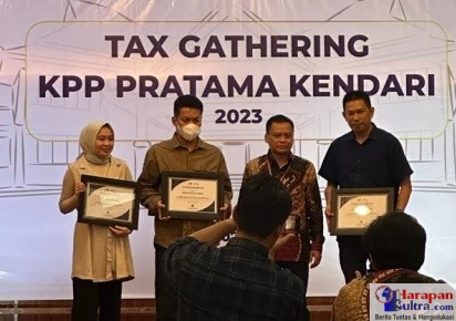 Muhammad Yusrie Abas, selaku Kepala KPP Pratama Kendari menyerahkan penghargaan kepada Fitri