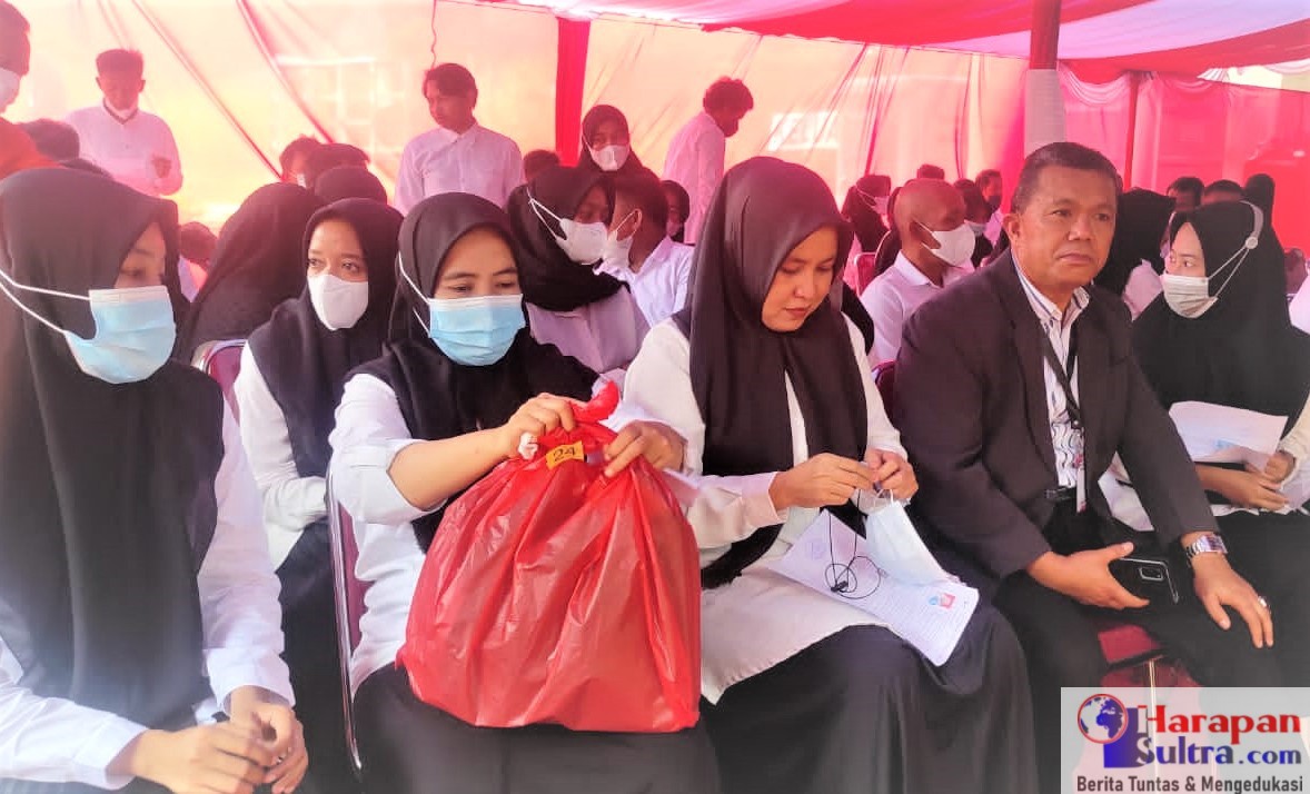 Kepala BKPSDM Bombana, dr.H.Sunandar,M.MKes saat memantau pelaksanaan Tes
