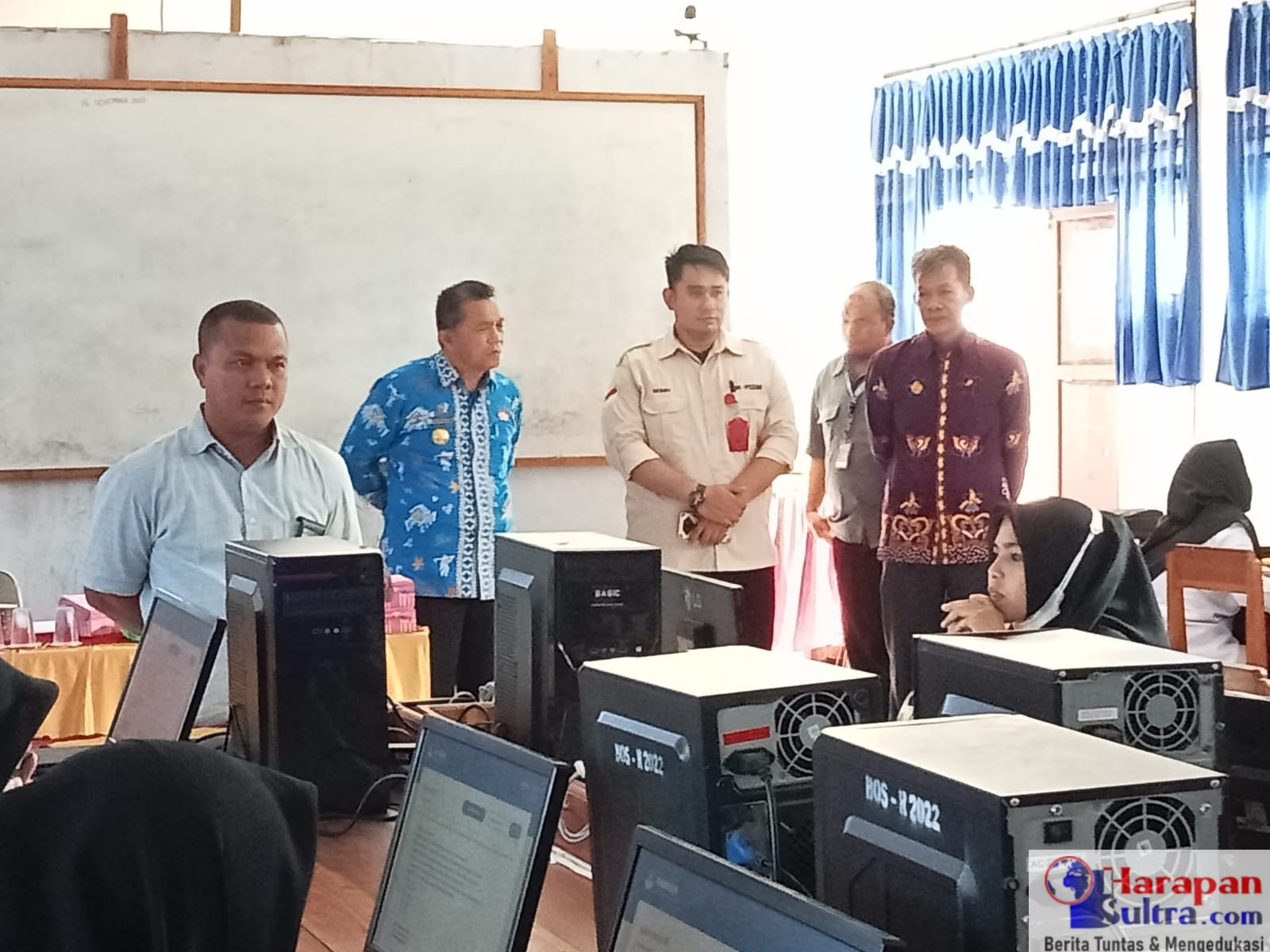 Kepala BKPSDM Bombana, dr.Sunandar,M.MKes (Berbaju biru) saat memantau pelaksanaan Tes CASN PPPK Beberapa waktu lalu