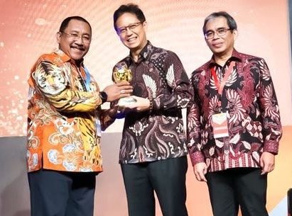 Pj. Bupati Bombana, H.Burhanuddin [Kiri] saat menerima piala penghargaan