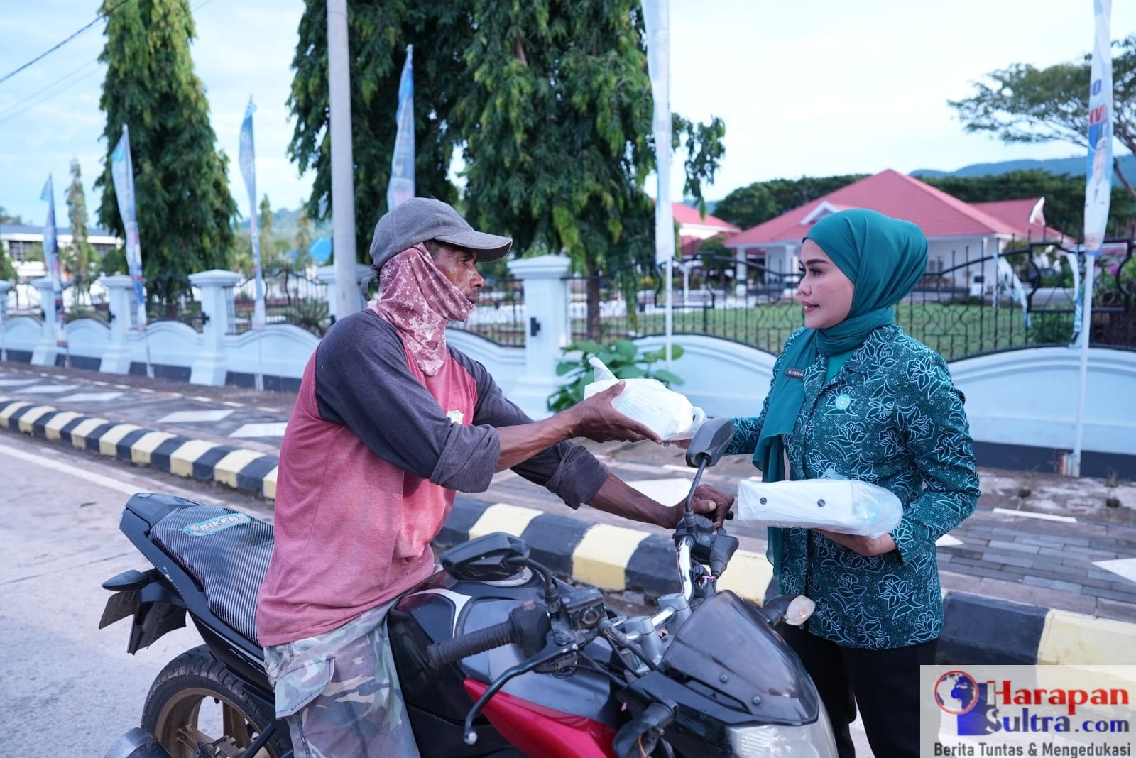 Pj.Ketua TP-PKK Bombana Hj.Fatmawati Kasim Marewa, S.Sos saat turun langsung berbagi takjil kepada masyarakat