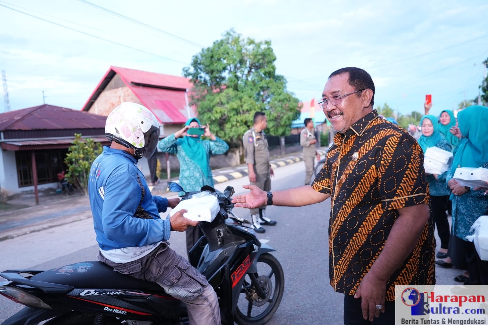 Pj.Bupati Bombana, H.Burhanuddin saat membagikan langsung takjil kepada pengguna jalan