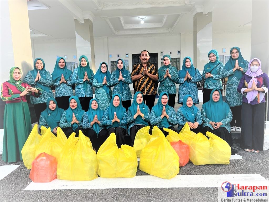Foto bersama sebelum melakukan pembagian takjil