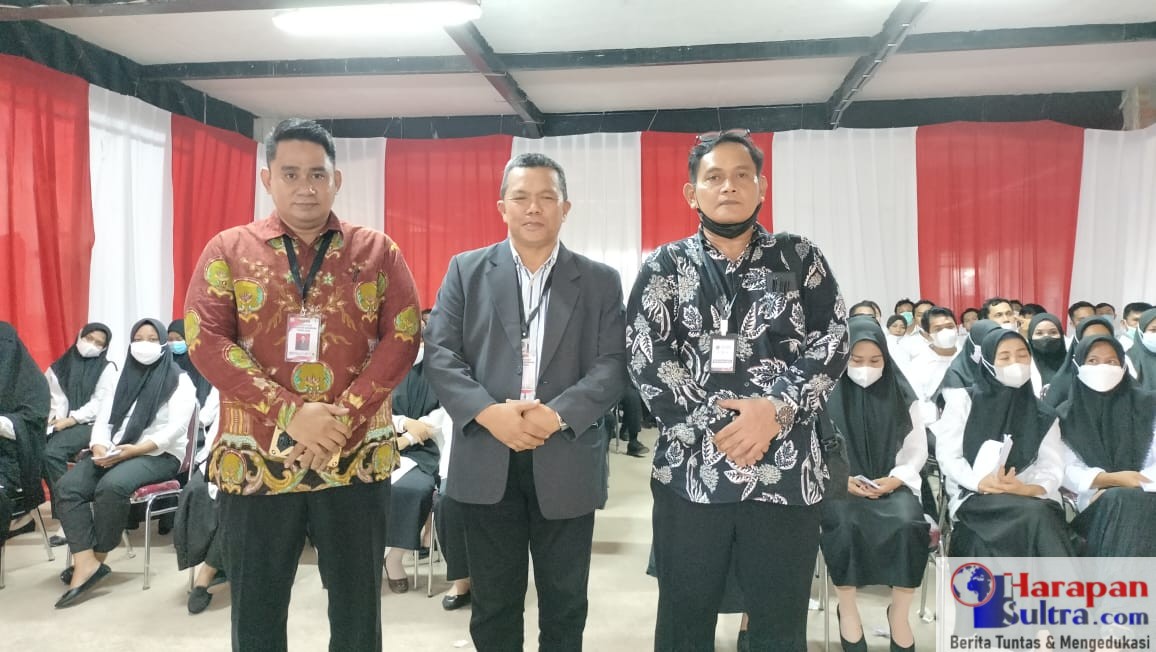 Pelaksana Tugas (Plt) Kepala Badan Kepegawaian dan Pengembangan Sumber Daya Manusia (BKPSDM) Kabupaten Bombana, dr.Sunandar,M.MKes (Tengah) Saat memantau pelaksanaan tes