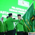 Mayjen TNI (Purn) Andi Sumangerukka (ASR) saat menerima bendera pataka dari Plt. Ketua Umum PPP H. Muhamad Mardiono
