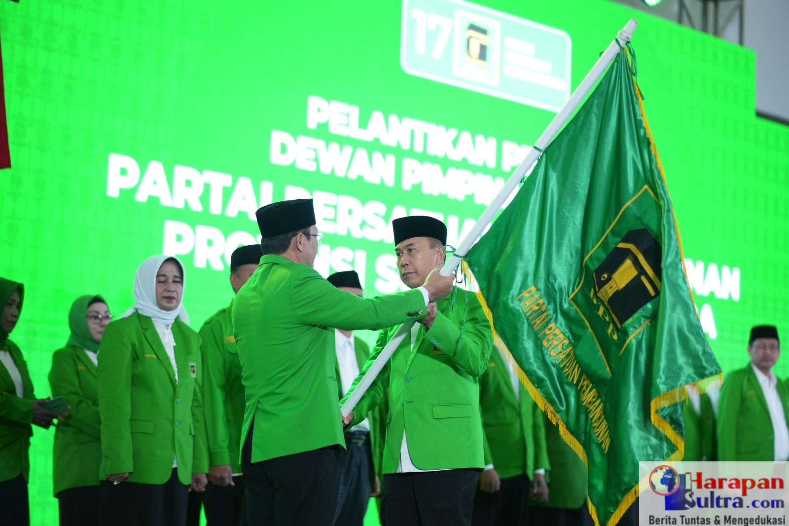 Mayjen TNI (Purn) Andi Sumangerukka (ASR) saat menerima bendera pataka dari Plt. Ketua Umum PPP H. Muhamad Mardiono