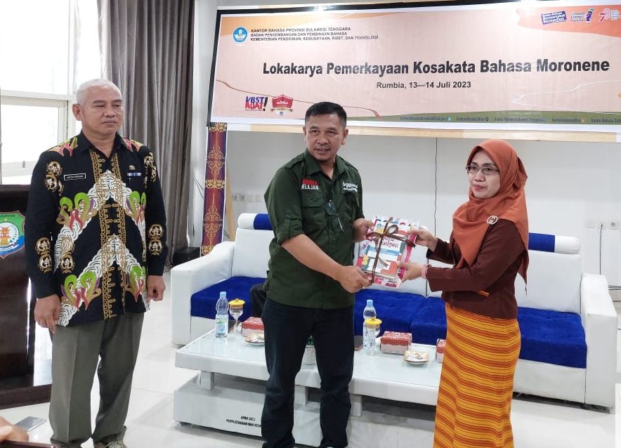 Dari Kiri. Sekretaris Perpusda Bombana. Anton Ferdinan, Kabid GTK Dikbud Bombana. Maulid dan Kepala KBST, Uniawati.