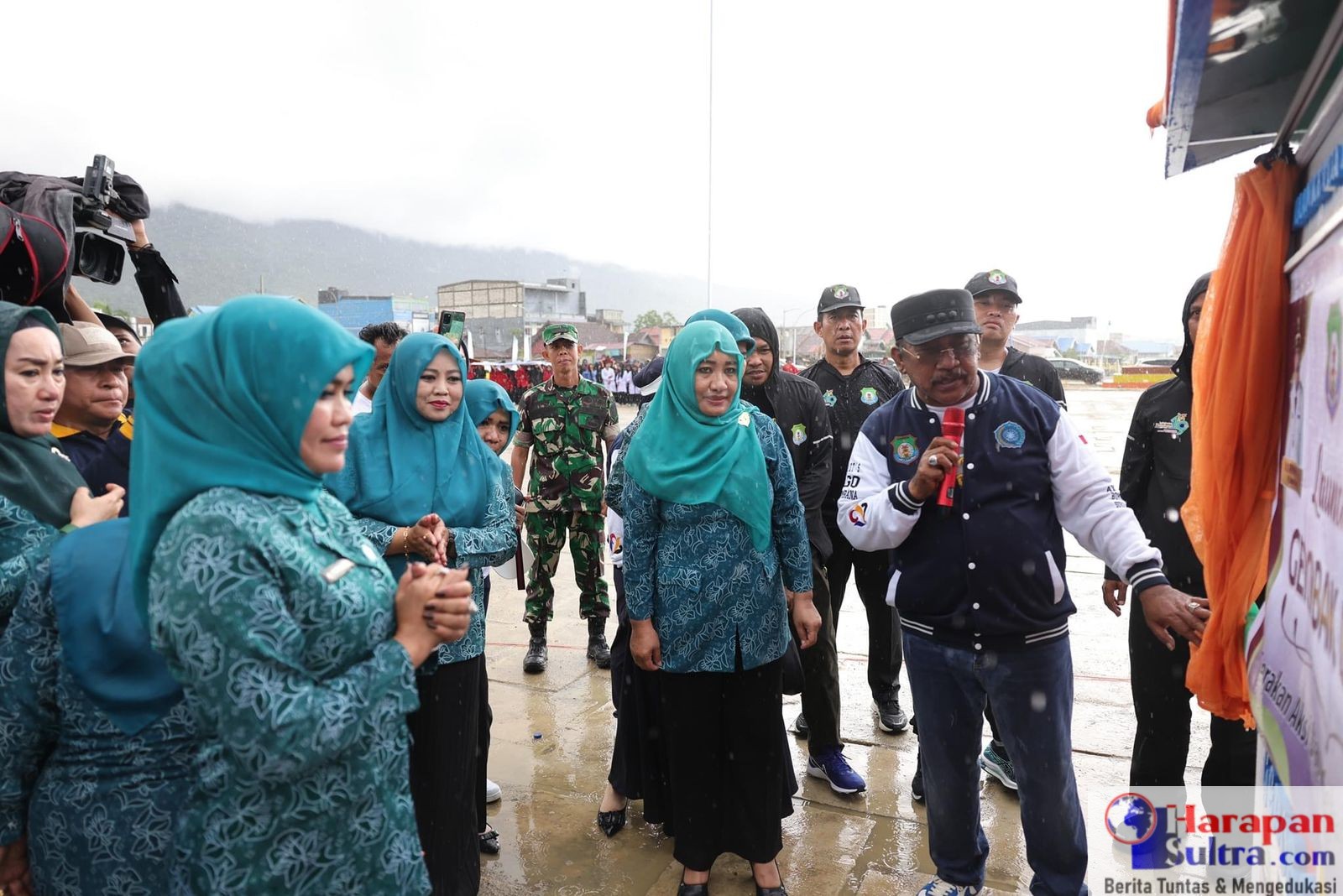 Bupati Bombana Pj. Burhanuddin saat Menyerahkan Gerobah Dashat
