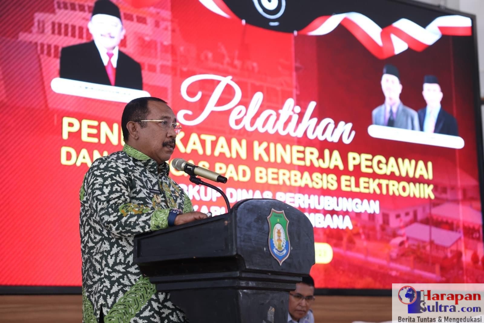 Pj. Bupati Bombana, Ir. H. Burhanuddin, M.Si saat membuka kegiatan Pelatihan