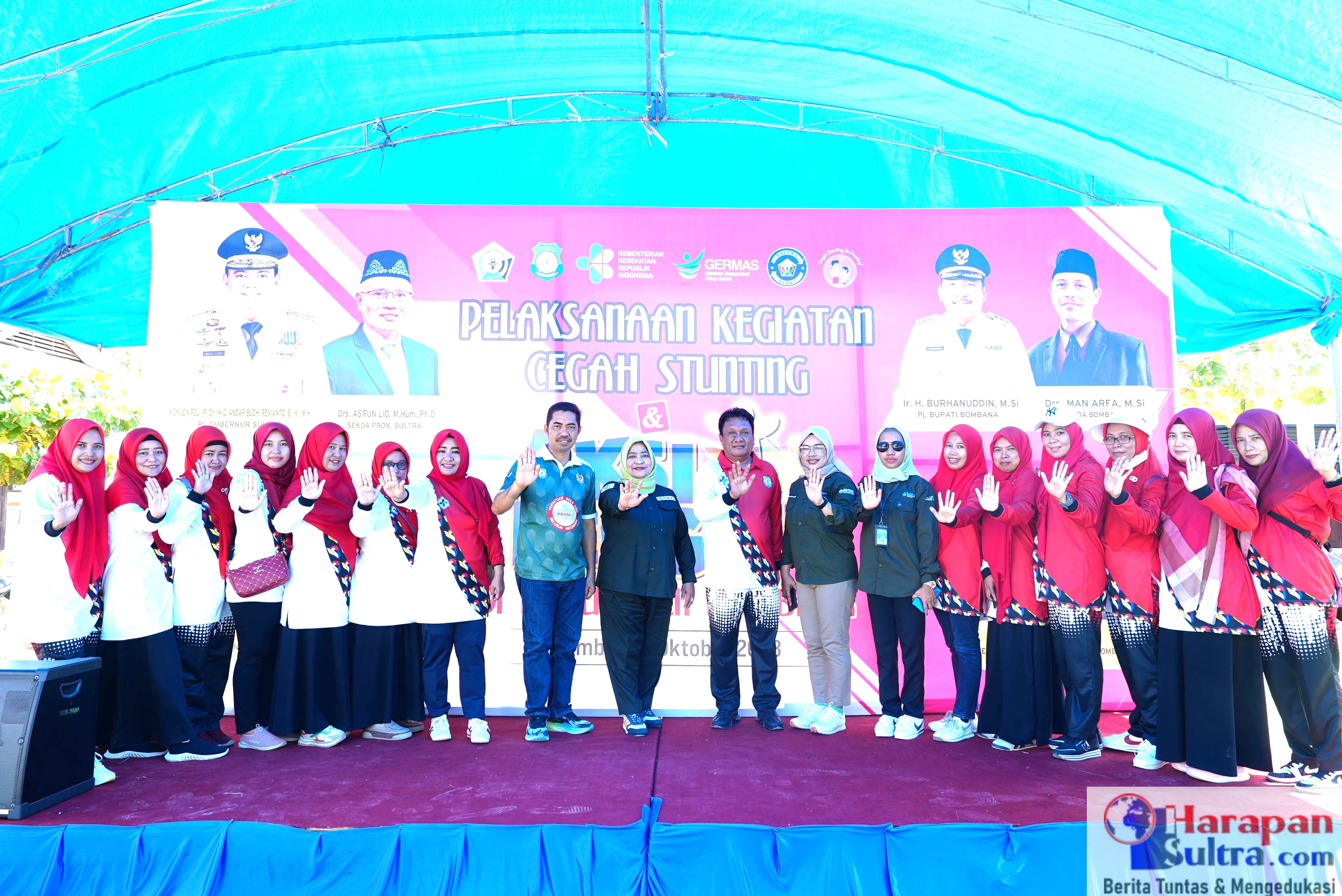 Asisten 3 Setda Bombana Ridwan (berbaju biru) dan Kepala Dinas Kesehatan Bombana, Darwin Ismail (berbaju merah putih)