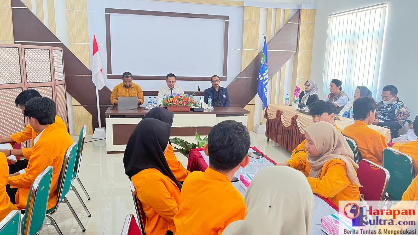 Kepala BAPPEDA Bombana,Husrifnah Rahim, S.T. M.Si (Tengah)