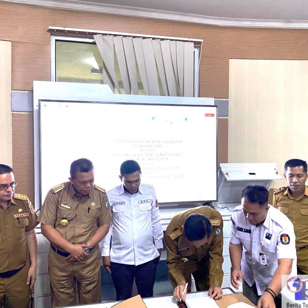 Sekda Bombana Man Arfa saat menandatangani naskah NPHD Pilkada Bombana 2024