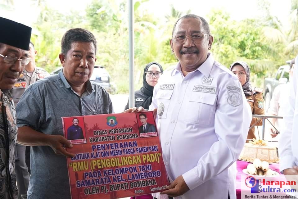 Ir. H. Burhanuddin, M.Si, Pj. Bupati Bombana,saat menyerahkan bantuan secara simbolis.