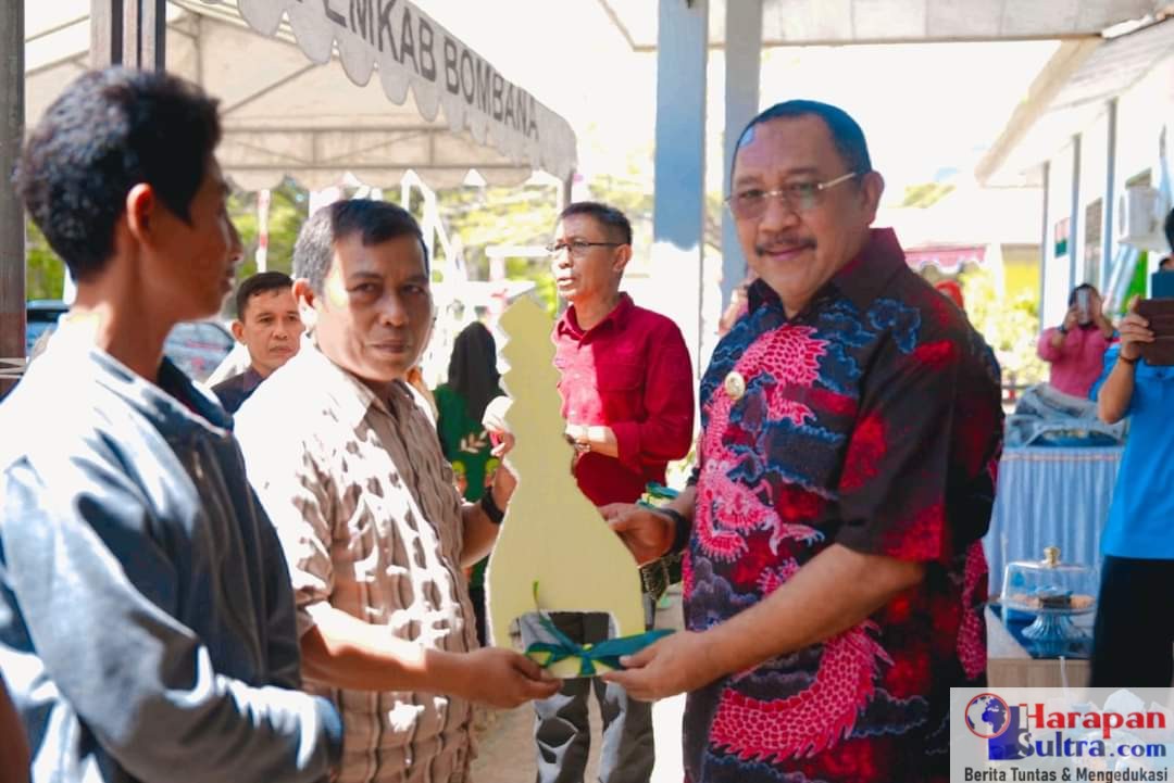 Pj. Bupati Bombana Ir. H. Burhanuddin, M.Si saat menyerahkan bantuan kepada kelompok tani