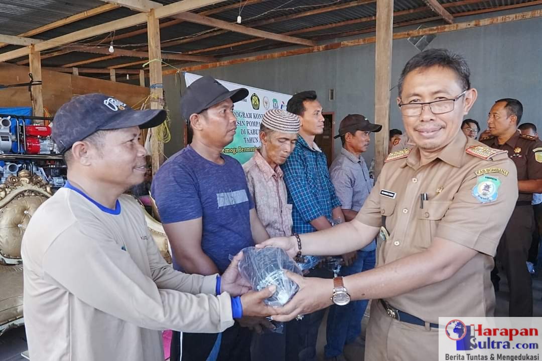 Kepala Dinas Kabupaten Bombana,Ir. Muhammad Siarah,.M.Si Saat Menyerahkan BantuanPompa Air