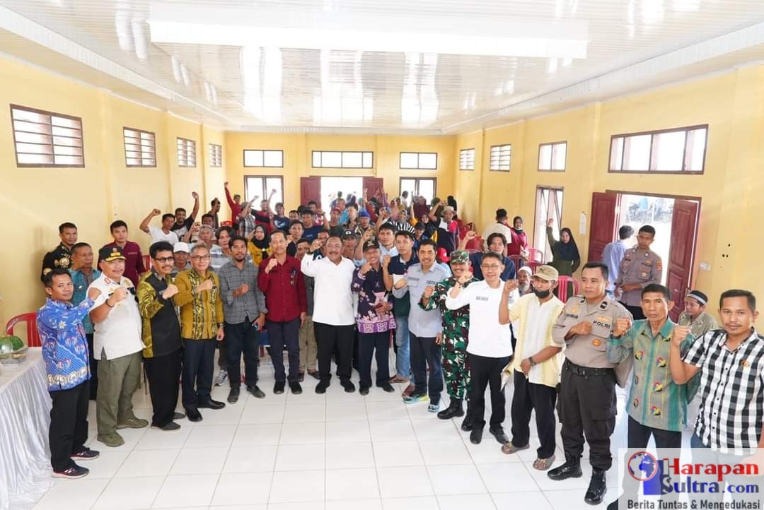 Pj. Bupati Bombana, Ir. H. Burhanuddin, M.Si, ( Kemeja Putih,Tengah) Foto bersama dengan warga usai kegiatan