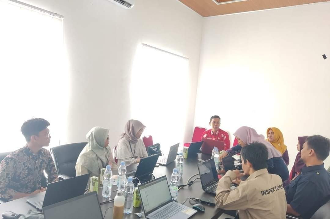 Inspektur Daerah Kabupaten Bombana,Muslihin, SP, ( Batik Merah ) Saat Menutup Kegiatan BIMTEK