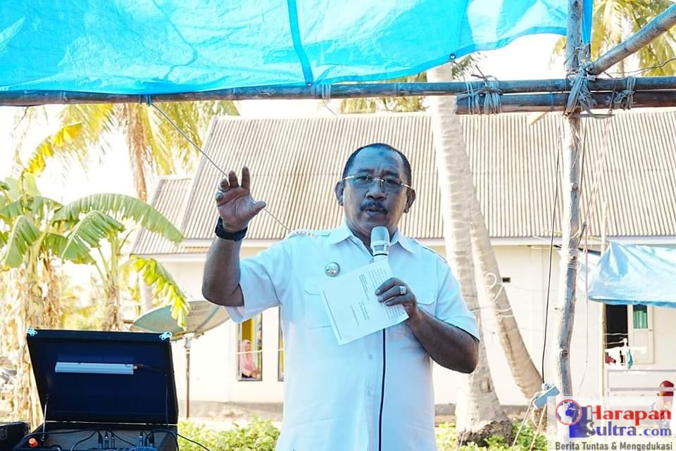 Pj. Bupati Bombana, Ir. H. Burhanuddin, M.Si, Saat Memberikan Sambutan Dalam Acara Panen Budidaya Rumput Laut.