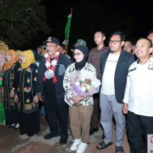 Pj. Bupati Bombana, Ir. H. Burhanuddin, M.Si didampingi Pj. Ketua TP PKK Hj. Fatmawati Kasim Marewa, S.Sos Saat melakukan kunjungan kerja dan silaturahmi dengan masyarakat di Desa Lengora Pantai Kec. Kabaena Tengah Pj. Bupati Bombana, Ir. H. Burhanuddin, M.Si didampingi Pj. Ketua TP PKK Hj. Fatmawati Kasim Marewa, S.Sos Saat melakukan kunjungan kerja dan silaturahmi dengan masyarakat di Desa Lengora Pantai Kec. Kabaena Tengah