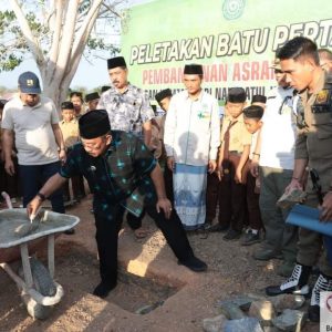 Pj. Bupati Bombana, Ir. H. Burhanuddin, M.Si, Saat Melakukan Peletakan Batu Pertama Pembangunan Asrama Putra Yayasan Hanzanwadi Nahdlatulwathan Pj. Bupati Bombana, Ir. H. Burhanuddin, M.Si, Saat Melakukan Peletakan Batu Pertama Pembangunan Asrama Putra Yayasan Hanzanwadi Nahdlatulwathan