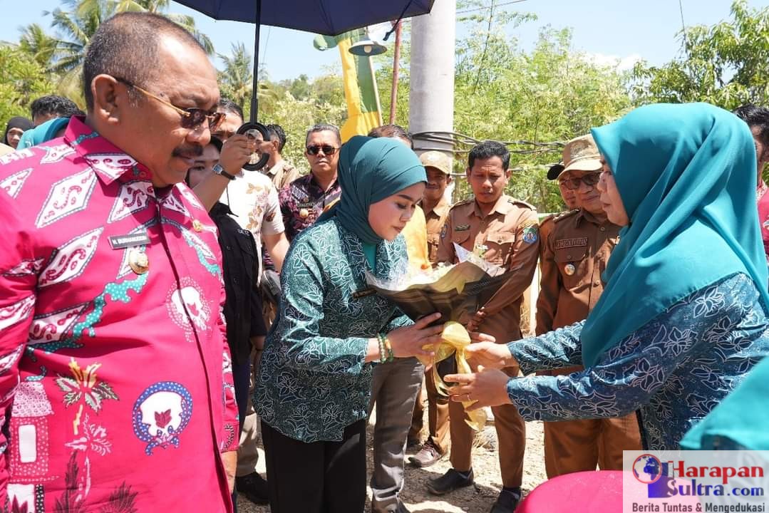 Pj. Bupati Bombana, Ir. H. Burhanuddin, M.Si bersama Pj. Ketua TP PKK Hj. Fatmawati Kasim Marewa, S.Sos, Saat Melakukan Kunker Ke Kecamatan Rarowatu Utara
