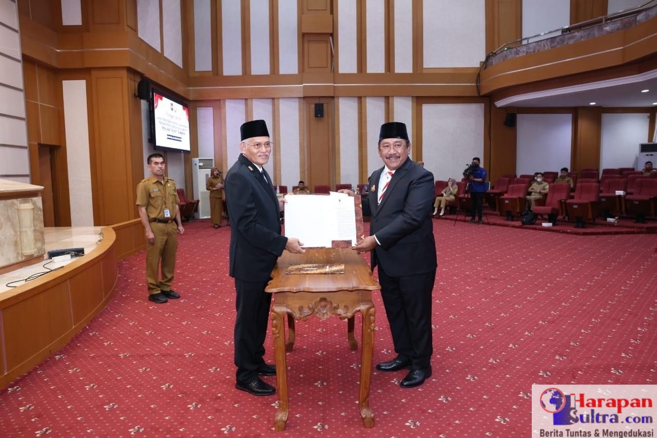 Ir Burhanuddin Saat Menerima SK Perpanjangan PJ Bupati Bombana Oleh Sekretaris Daerah Provinsi Sulawesi Tenggara, Drs. H. Asrun Lio