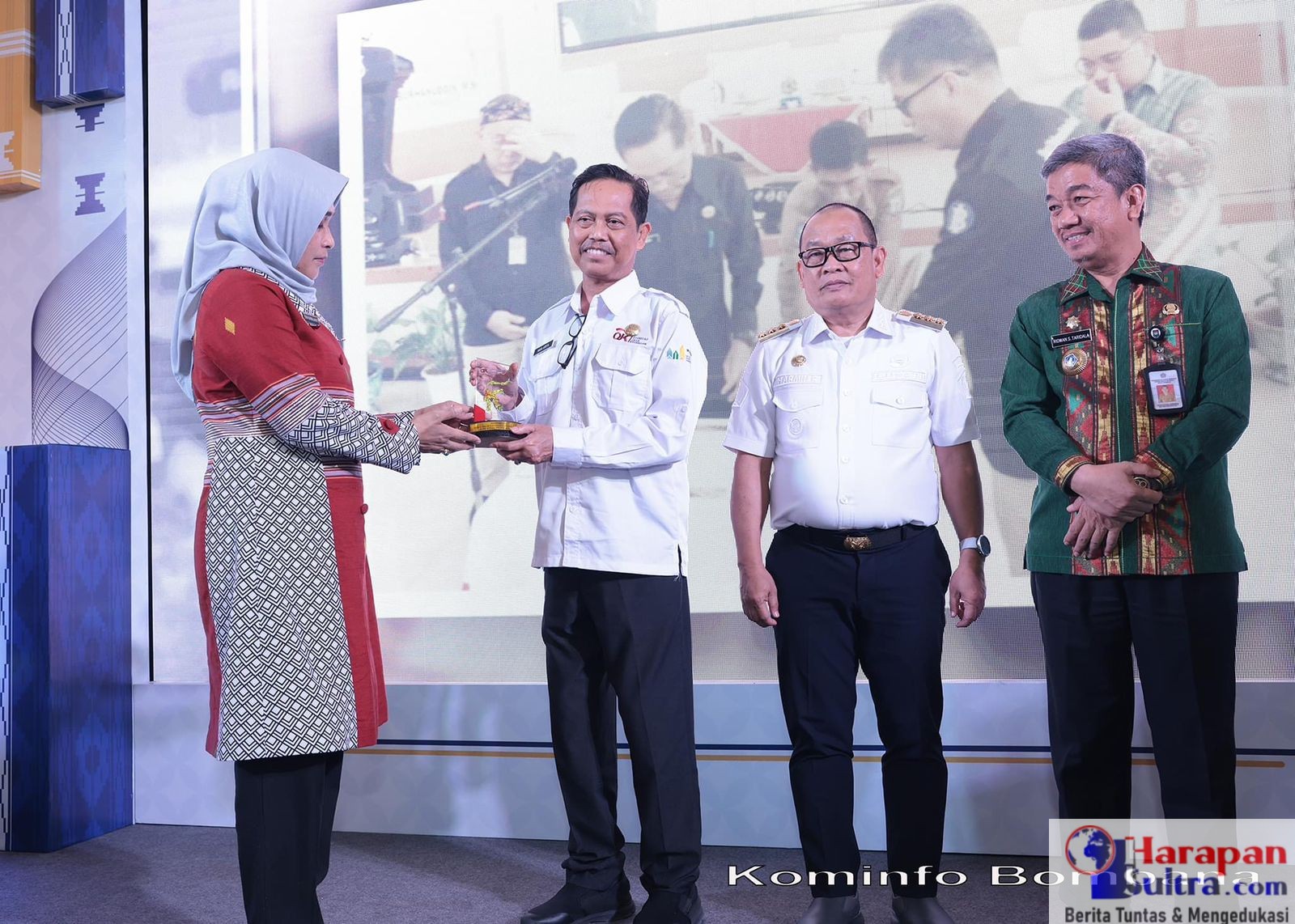 Sekretaris Daerah Kabupaten Bombana, Drs. Man Arfa, M.Si, Mewakili Pj Bupati Bombana Menerima penghargaan DILAN Award Tahun 2023