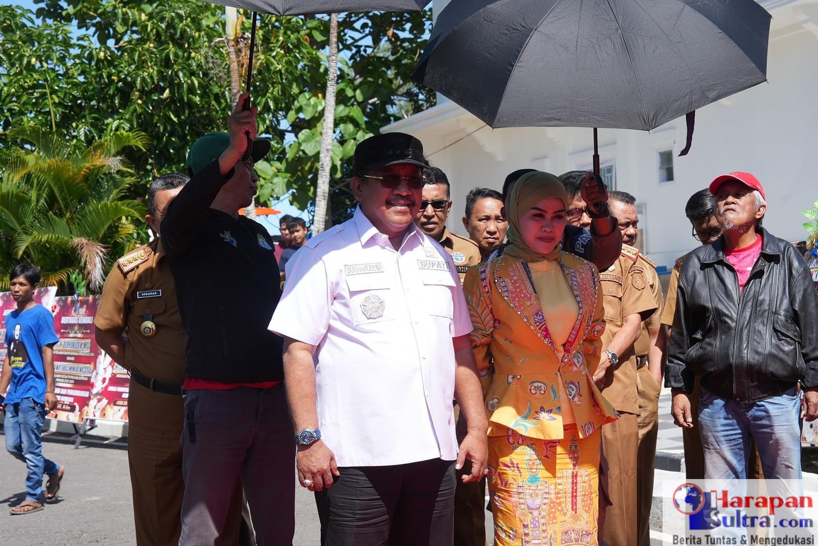 Ir. H. Burhanuddin, M.Si, Bersama istri Hj. Fatmawati Kasim Marewa, S.Sos