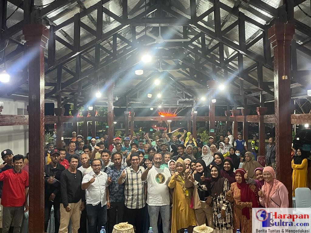 Pj. Bupati Bombana, Ir. H. Burhanuddin, M.Si. (Kaos Putih ) Dan Sekdis DLH Bombana,Makmur Foto Bersama Dengan Petugas Kebersihan Sesaat setelah kegiatan Silaturahmi