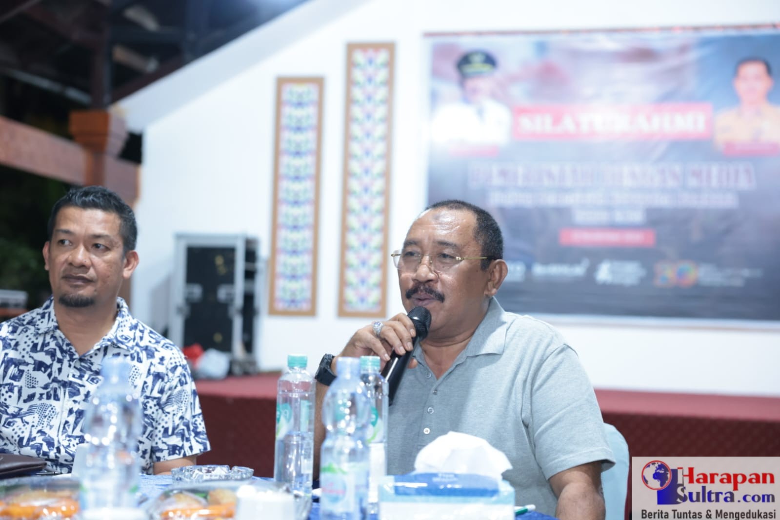 Pj. Bupati Bombana, Ir. H. Burhanuddin, M.Si, Di Dampingi Kadis Kominfo Bombana,Sofian Baco,ST.,M.P.W Saat Kegiatan Silahturahmi Dengan Insan PERS