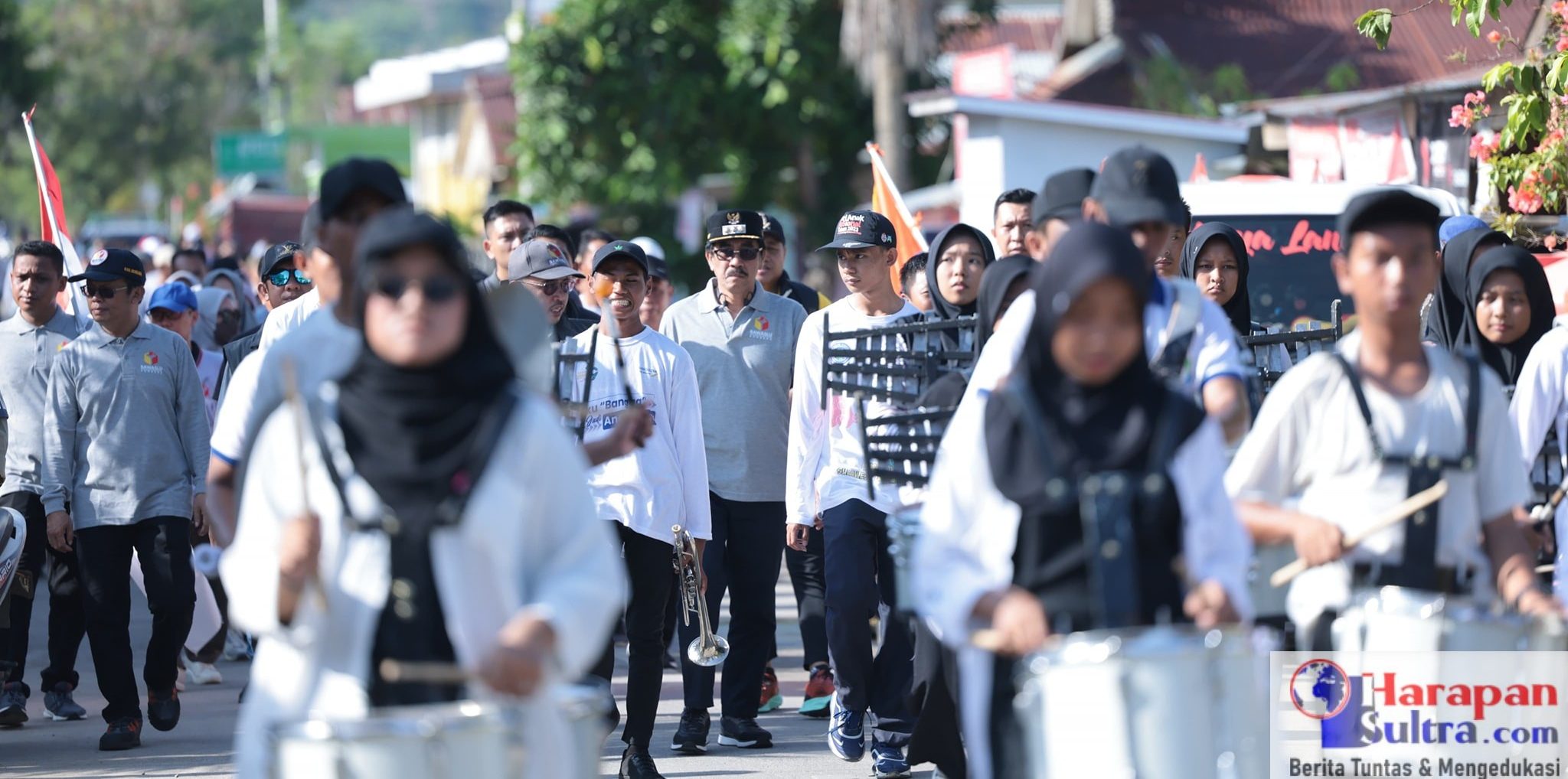 Peserta Apel melakukan pawai menuju Lapangan