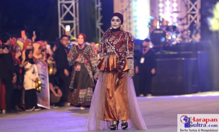 Peragaan Busana Hasil Tenun Daerah