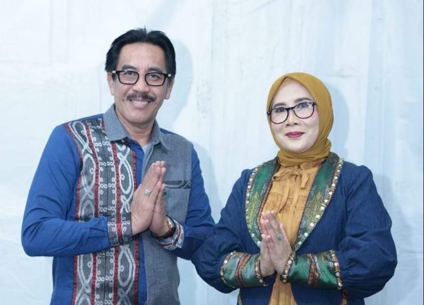 Pj. Bupati Bombana Drs. Edy Suharmanto, M.Si Bersama istri Aeni Mutmainnah,S.Pd,Mengenakan Busana Tenun Khas Bombana Saat Tampil Di Sultra Tenun Karnaval 2023