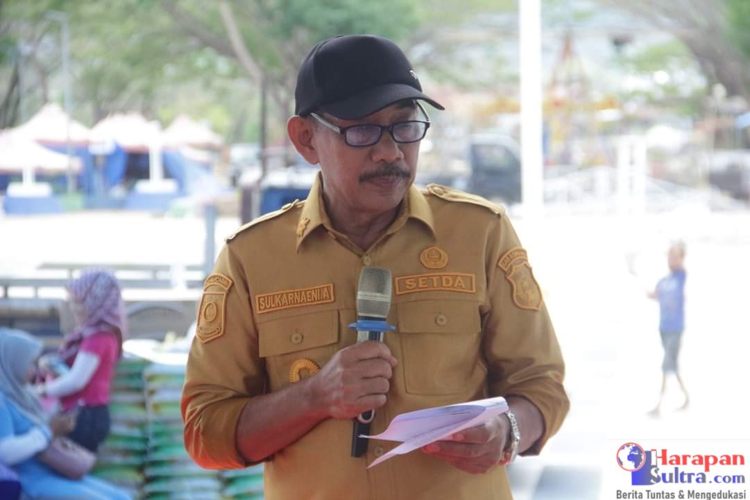 Staf Ahli Bupati Bidang Kemasyarakatan dan Sumber Daya Manusia, Drs. Sukarnaeni, M.Si mewakili Pj. Bupati Bombana Saat Peluncuran Gerakan Pangan Murah ( GPM). ( Sumber Foto : Diskominfo Bombana )
