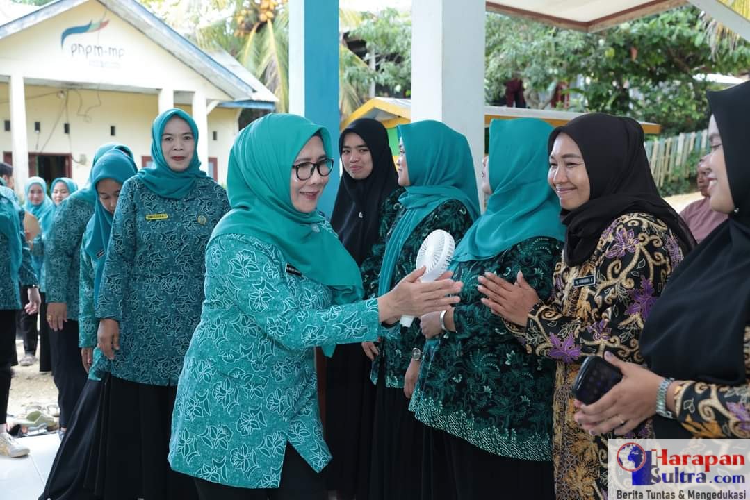 Ph. Ketua TP PKK Kabupaten Bombana, Aeni Mutmainnah, Spd Menyalami Pengurus PKK Kecamatan Saat melakukan Monev Gerobak Dashat di 3 kecamatan: Poleang Utara, Tontonunu, dan Poleang Tenggara.