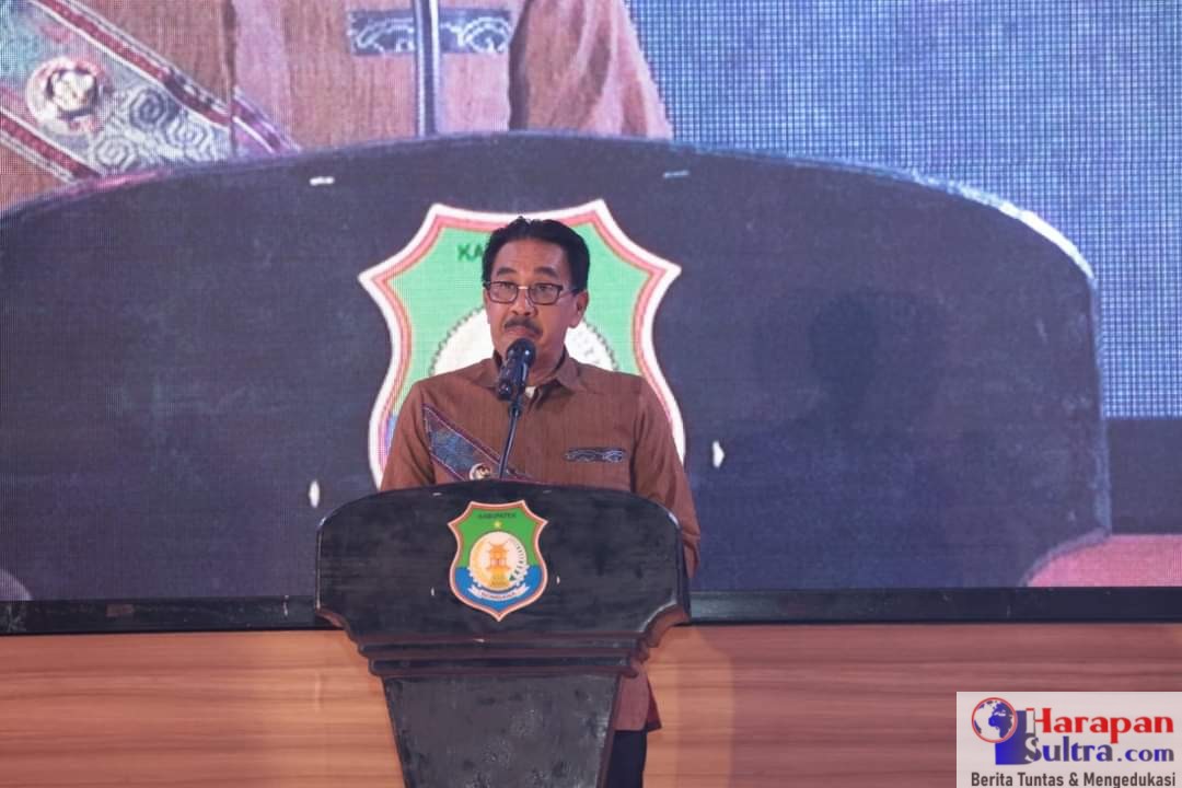 Pj. Bupati Bombana, Drs. Edy Suharmanto, M.Si.,Saat Memberikan Sambutan Pada Acara Natal Bersama di Aula Tanduale Bombana.Sumber foto : Diskomifos Bombana