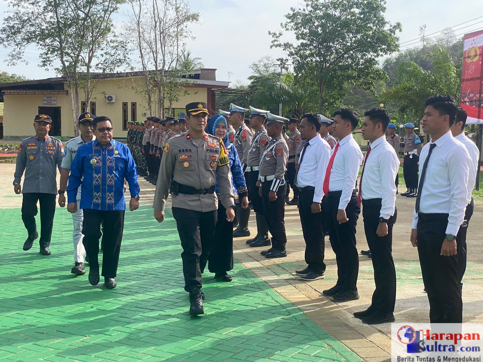 Wakapolres Bombana Kompol Reda Irfanda, S.H, S.I.K, M.H saat memeriksa kesiapan Personil